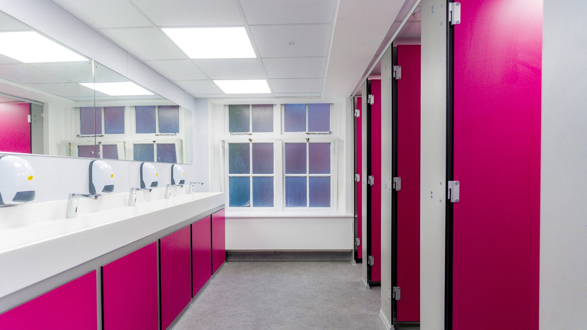 washroom cubicle manufacture uk